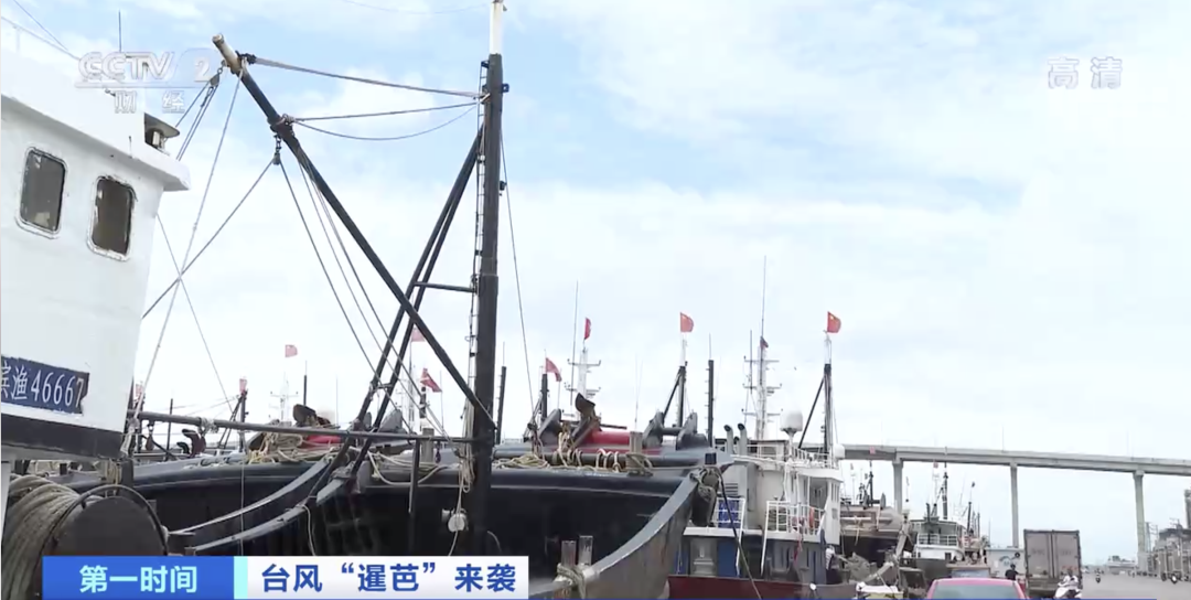 剛剛，一艘貨輪斷成兩截！船員棄船逃生！