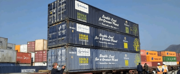 雙層集裝箱列車少見？別慌，三層的也來了