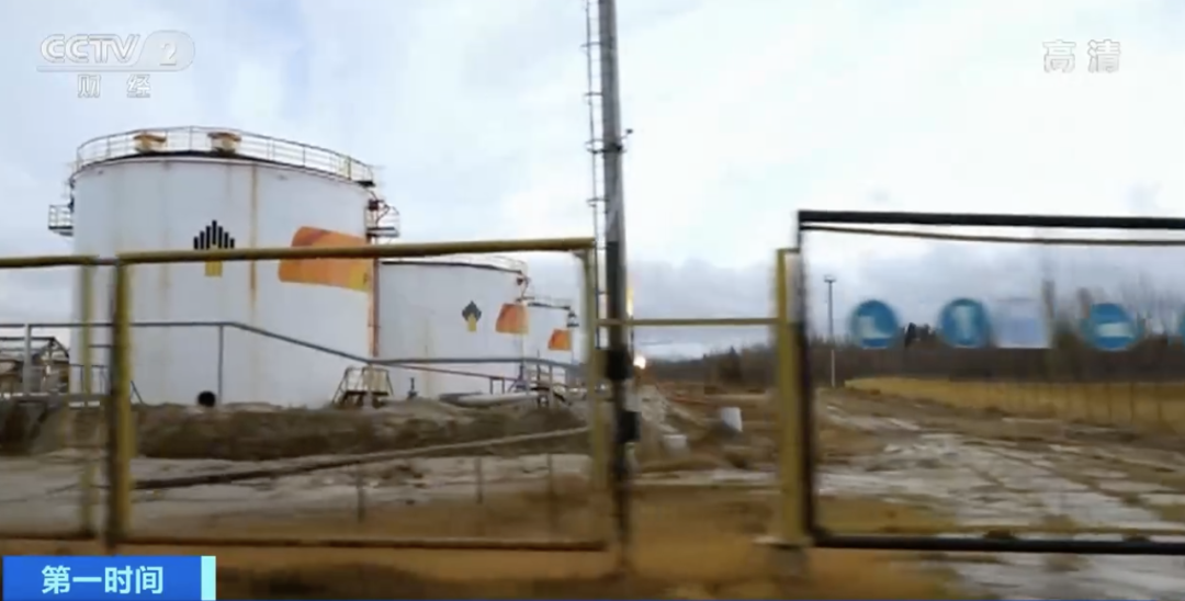 在國外，排隊(duì)半個(gè)月，都沒加上一箱油…