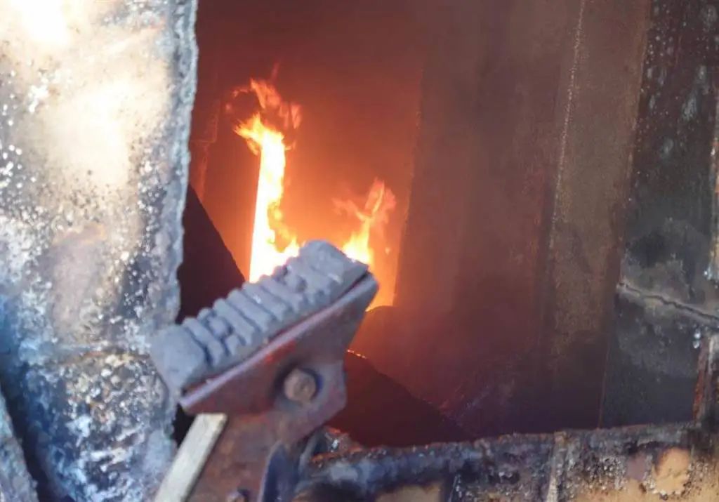 慘！一貨輪擱淺8個(gè)月拖上岸 又遇火燒船