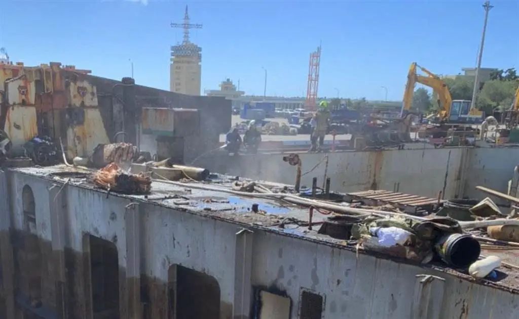 慘！一貨輪擱淺8個(gè)月拖上岸 又遇火燒船