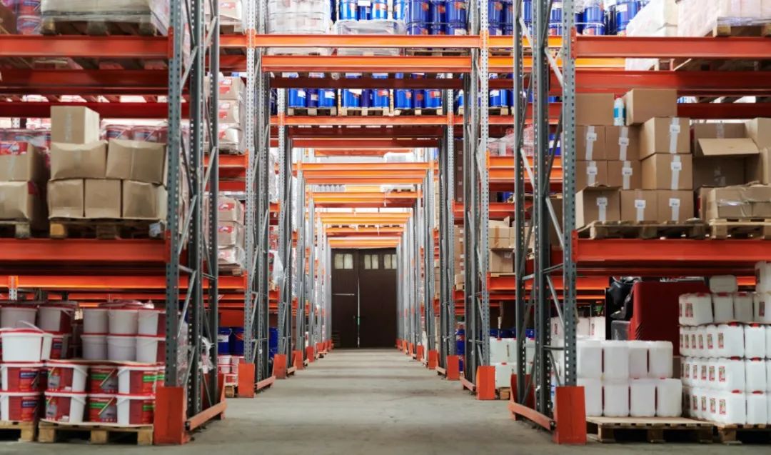 消費(fèi)需求放緩，商品庫(kù)存積壓，美國(guó)最大倉(cāng)庫(kù)區(qū)爆滿！