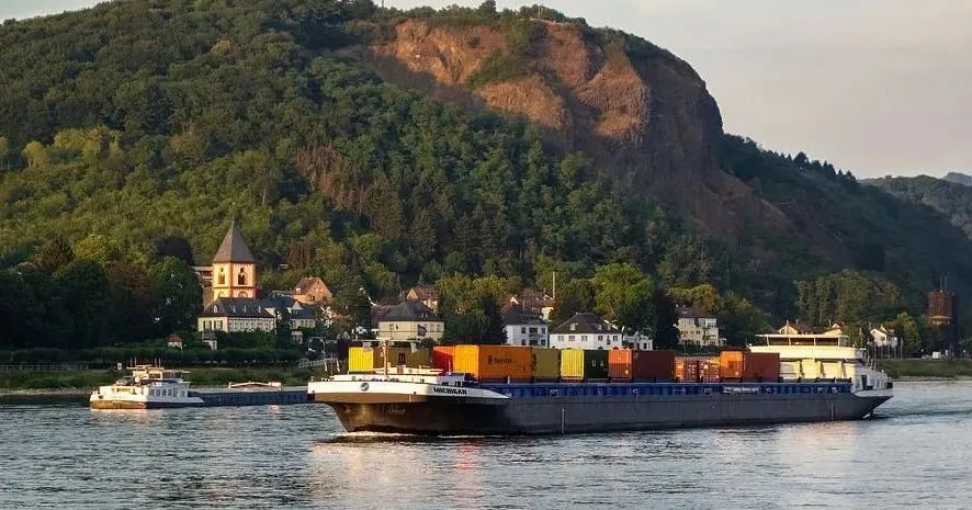 西歐第一大河水位降至低點(diǎn)！船舶無(wú)法滿載航行，征收低水位附加費(fèi)