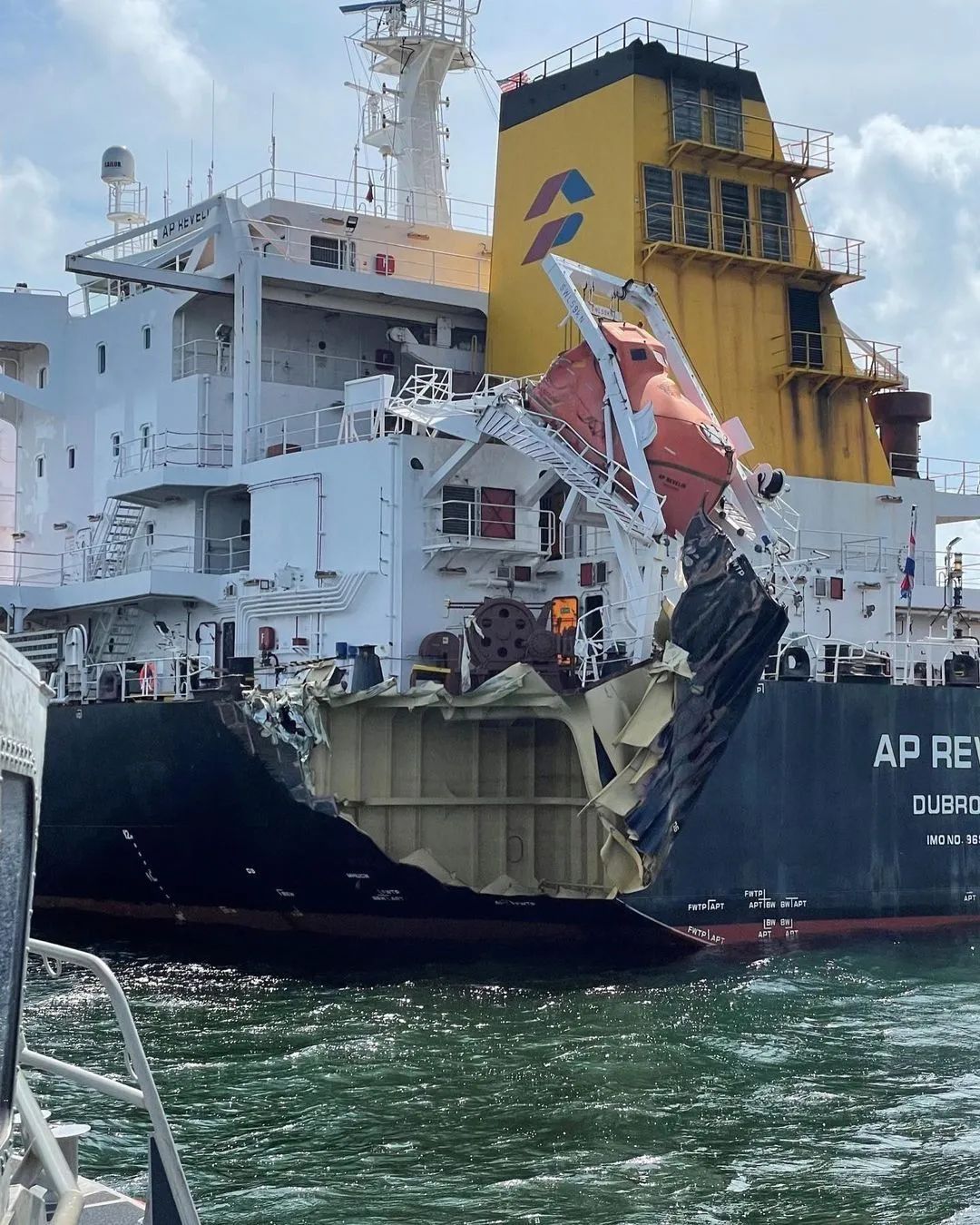 兩船碰撞！一干散貨船船尾如紙盒般被撕開(kāi)