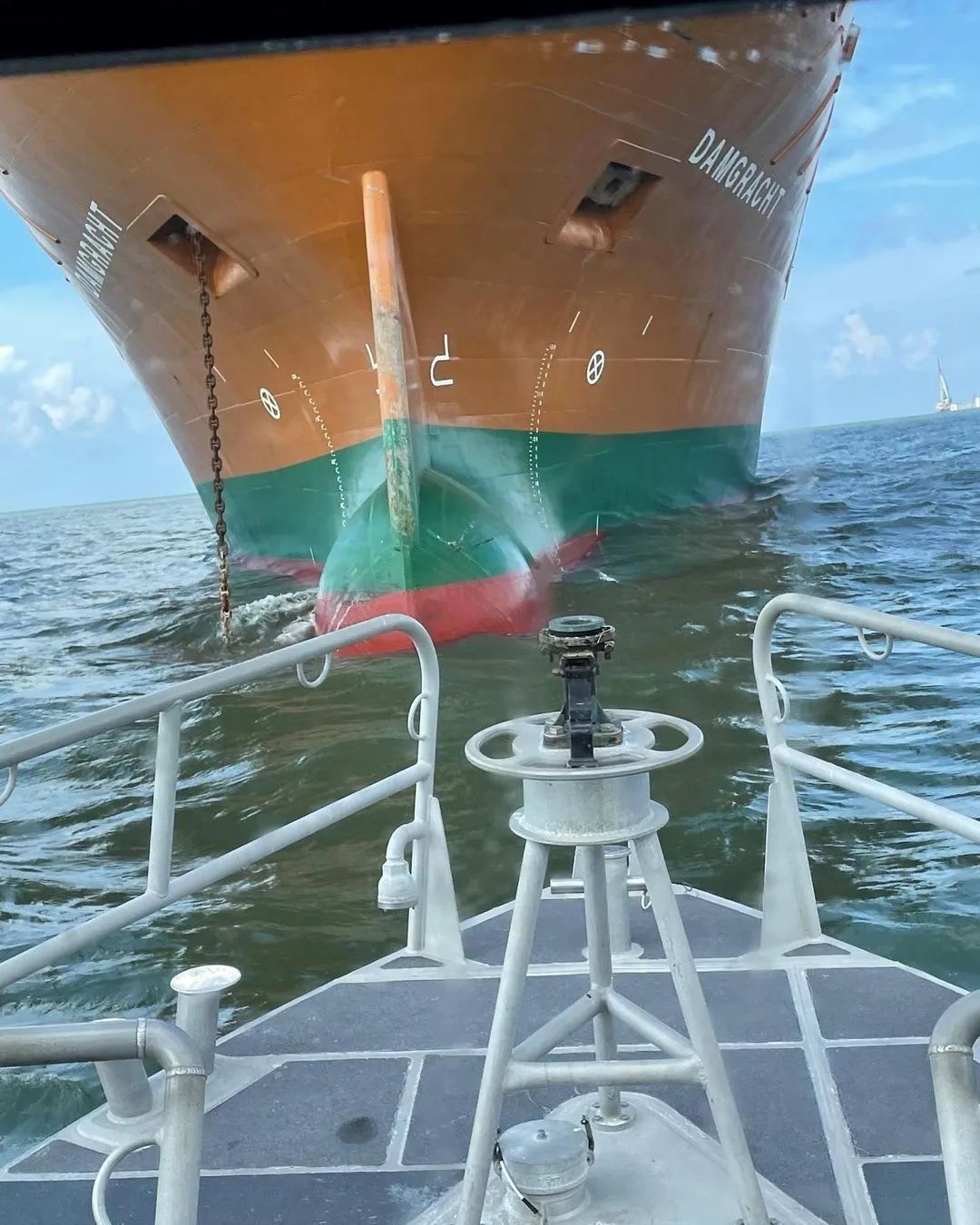 兩船碰撞！一干散貨船船尾如紙盒般被撕開(kāi)