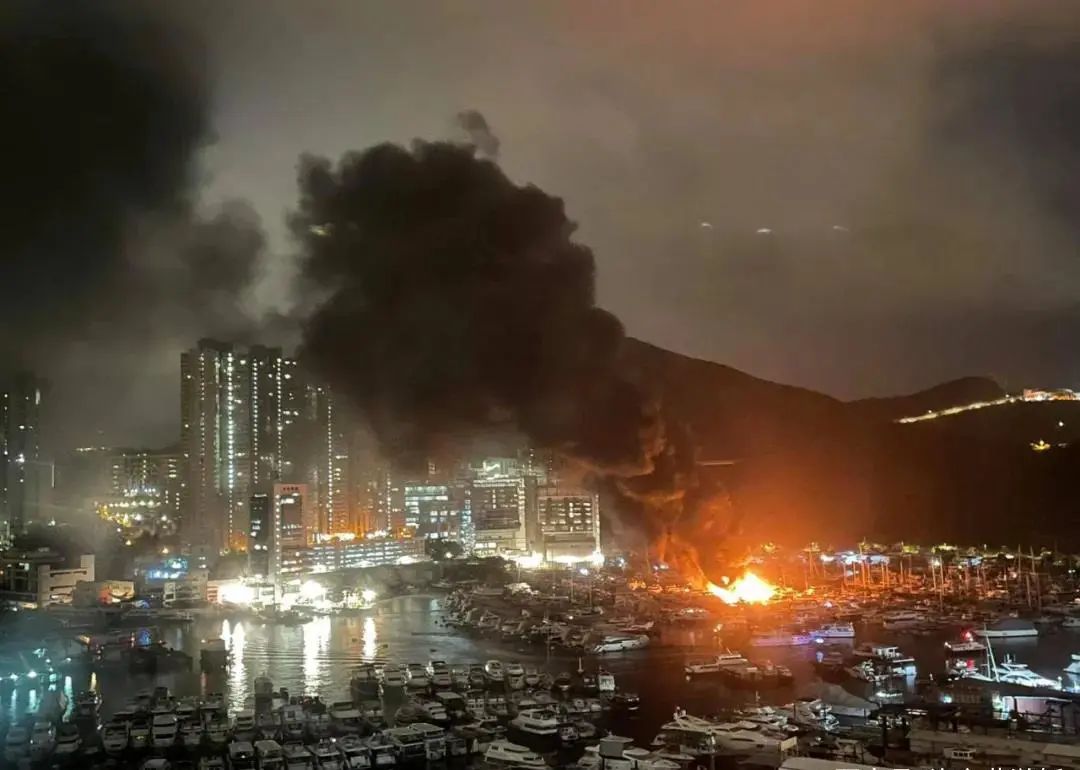 僅一夜，8艘船只被燒毀！現(xiàn)場火勢猛烈濃煙滾滾！