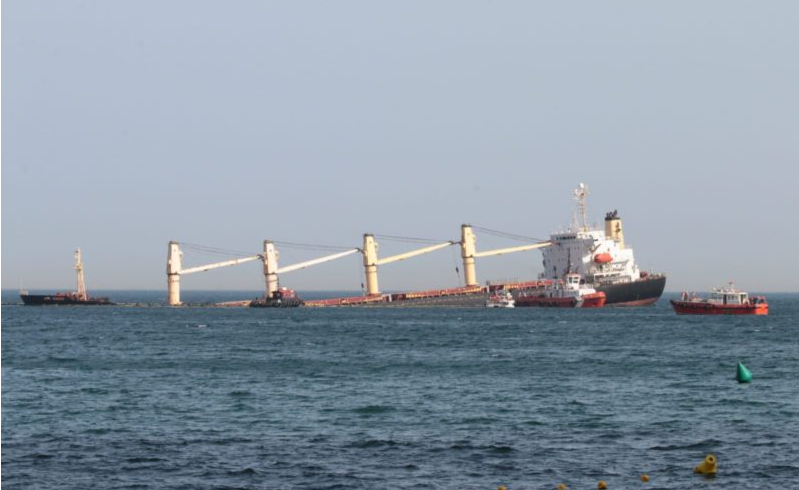 擱淺散貨船斷成兩截 船尾被鑿沉！