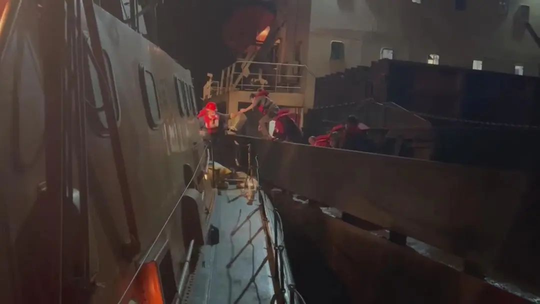 凌晨貨輪貨艙進水 11名船員請求救助！