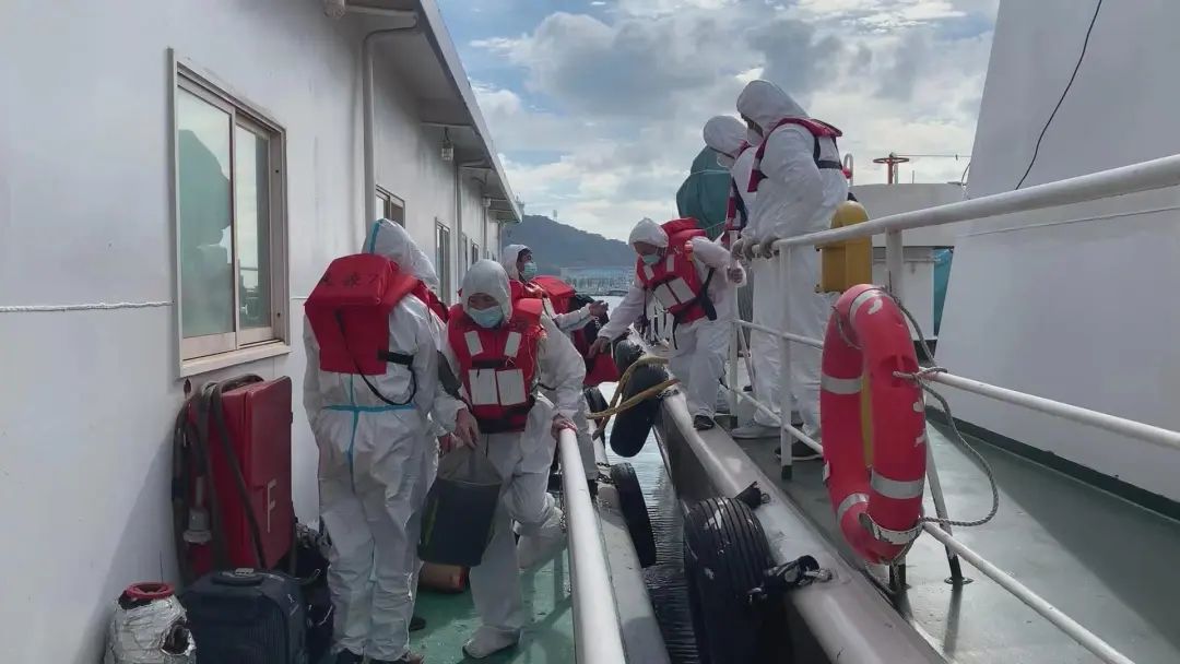 凌晨貨輪貨艙進水 11名船員請求救助！