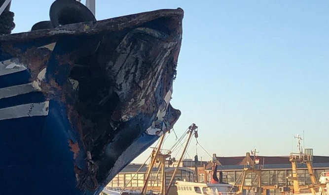 撞得不輕！一貨船凌晨撞向錨泊新油輪...