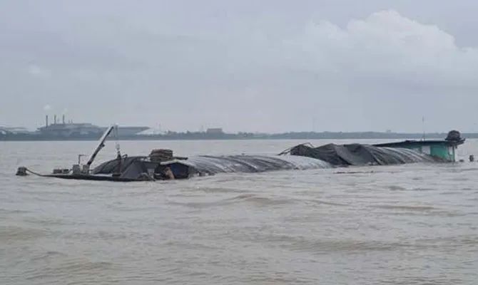 一集裝箱船與一駁船相撞，駁船沉沒……