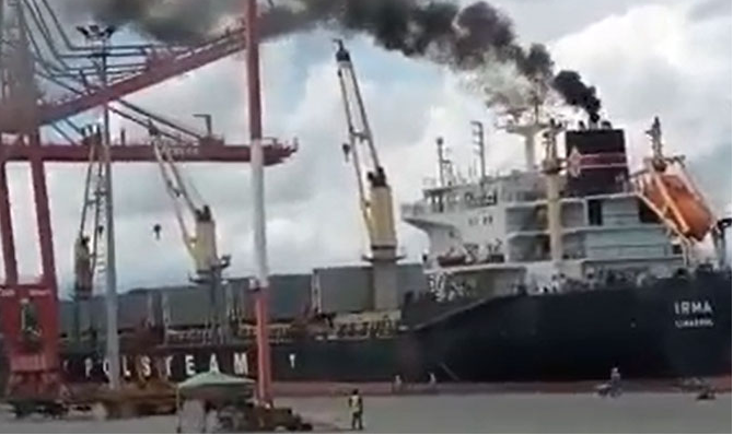 突發(fā)！一散貨船船吊撞上碼頭橋吊！