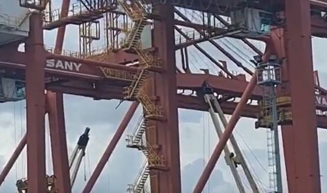 突發(fā)！一散貨船船吊撞上碼頭橋吊！