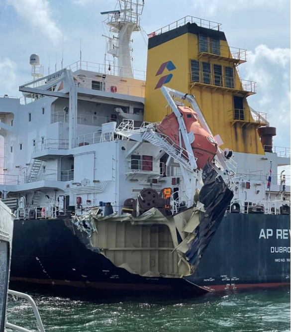 35天！被撞出巨大裂口的散貨船修好了！