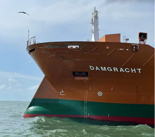 35天！被撞出巨大裂口的散貨船修好了！