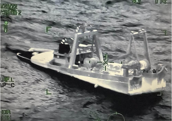 凌晨突發(fā)！一漁船撞上MSC集裝箱船！