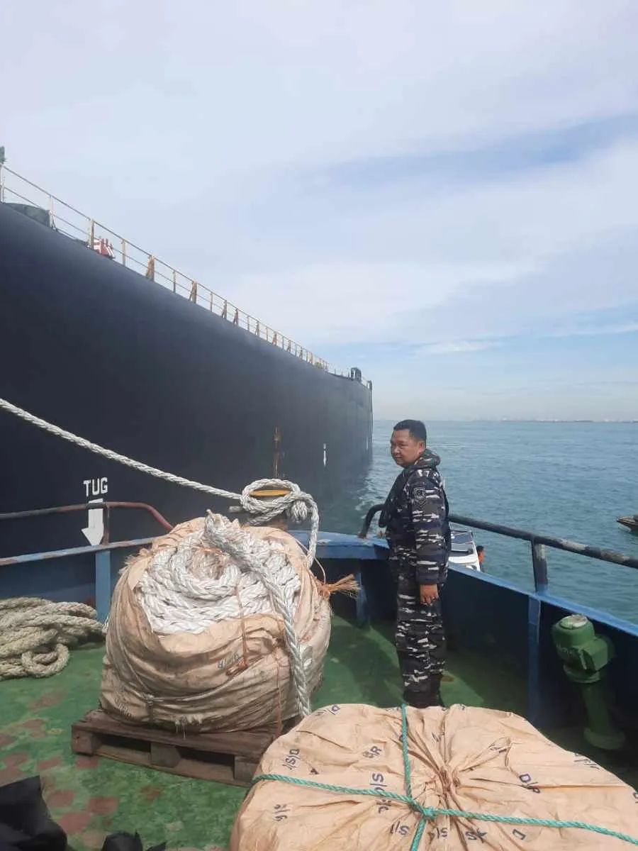 麻煩了！30萬噸級(jí)VLCC擱淺在天然氣管道上，已4天了！