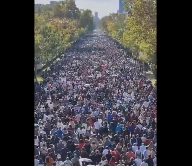 街上密密麻麻全是人！