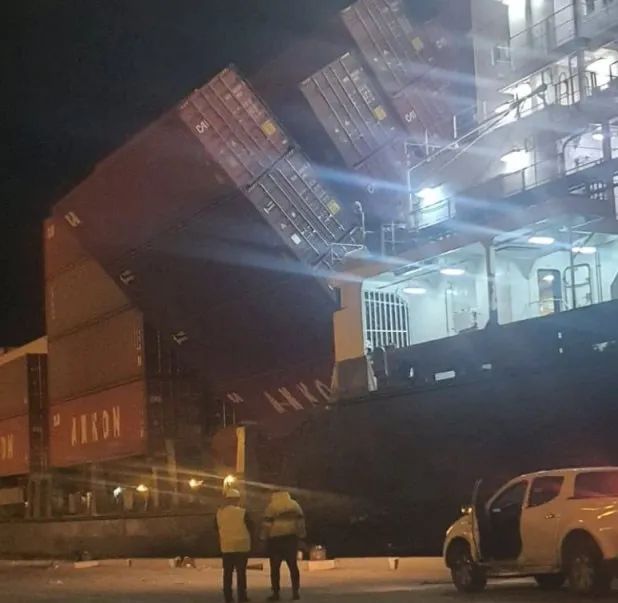 突發(fā)！一集裝箱船9個集裝箱落水，貨物遭當(dāng)?shù)厝撕鍝? data-filename=