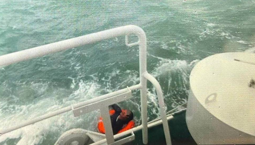 生死瞬間！一船員爬上漂浮集裝箱等待救援...