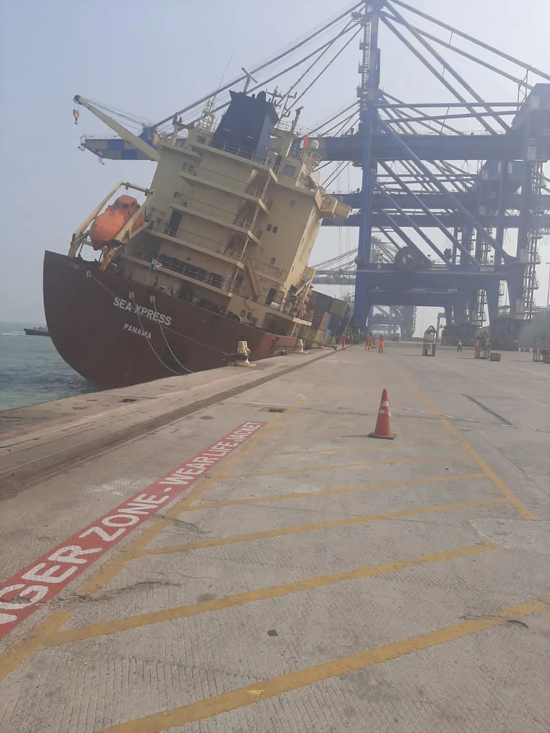 突發(fā)！一集裝箱船嚴(yán)重側(cè)傾，因打壓載水計算錯誤