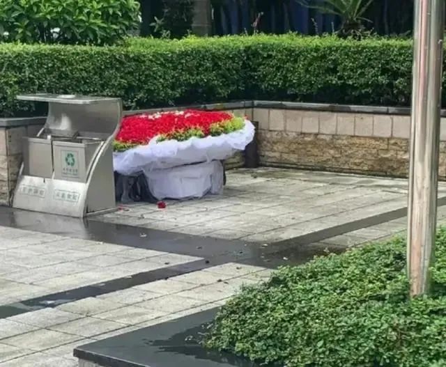 才2單，情人節(jié)銷(xiāo)量暴跌，賣(mài)家：“無(wú)所謂，垃圾桶會(huì)出手！”