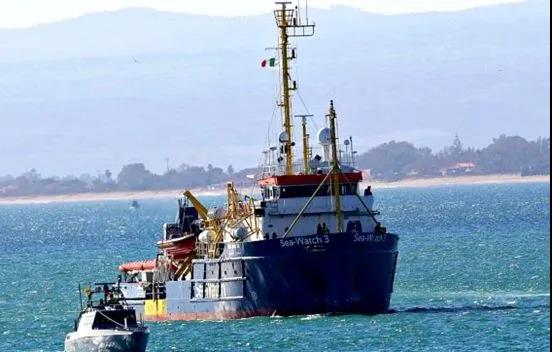 一德國(guó)非政府組織救援船 救起363名難民后，卻未允許上岸