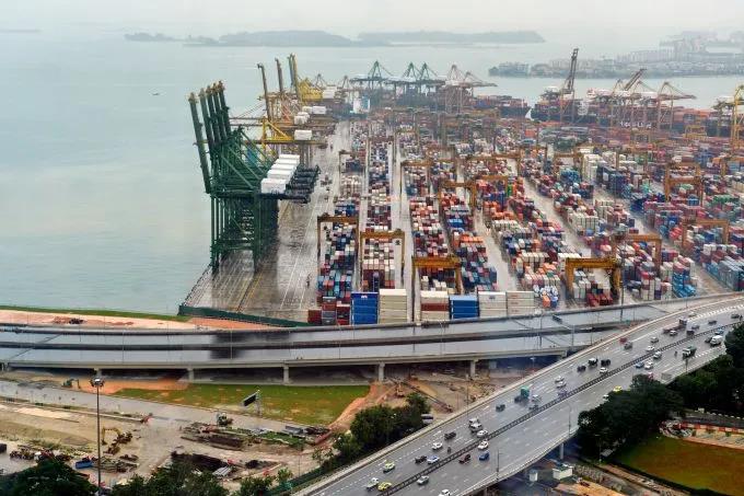 預警！新加坡港口集裝箱擁堵！船舶?？繑?shù)量激增、等待時間已達七天