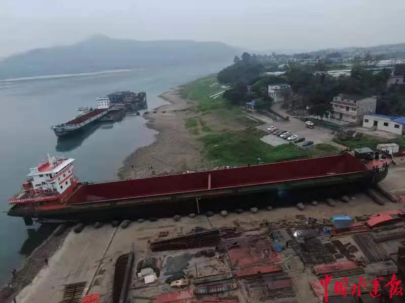 “瀘州造”6000噸級(jí)貨輪下水  