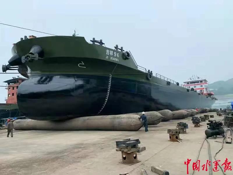 “瀘州造”6000噸級(jí)貨輪下水  