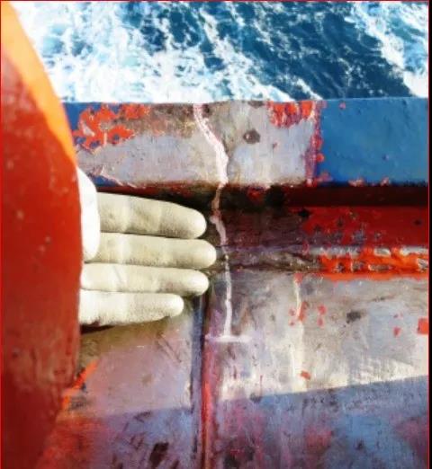 328米長大集裝箱船驚現(xiàn)5米裂縫，已返航青島進行貨物轉(zhuǎn)移及維修作業(yè)