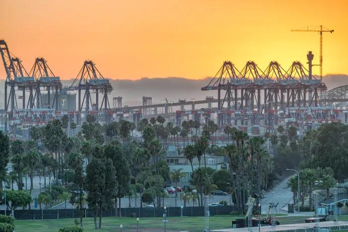 美西擁堵惡化！航拍停滿集裝箱船的南加州！碼頭運(yùn)營商預(yù)計(jì)春季末擺脫窘境