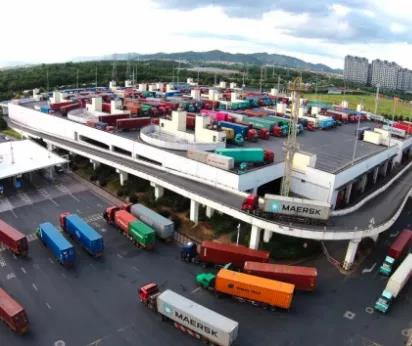 落箱費飛漲到1500.....馬路變堆場、道路堵、一箱難落、司機(jī)難尋、卡車難求！