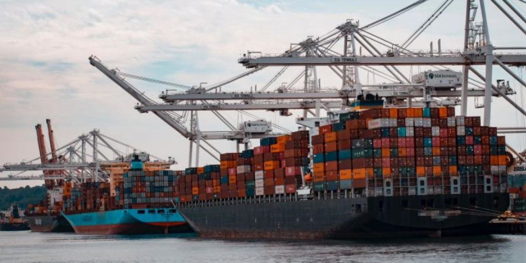 悲喜集裝箱船! 近10年, 一邊撐起全球90%非散貨海運(yùn), 一邊制造2000起事故!...情何以堪?