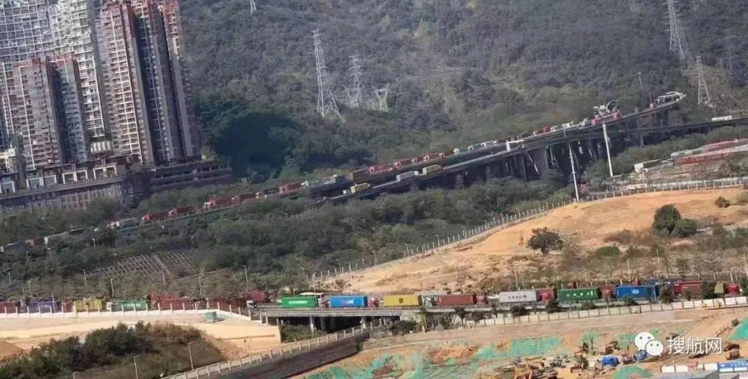 節(jié)前出貨高峰！鹽田碼頭擁堵嚴重！重柜大量積壓！拖車進港通道采取交通管制…
