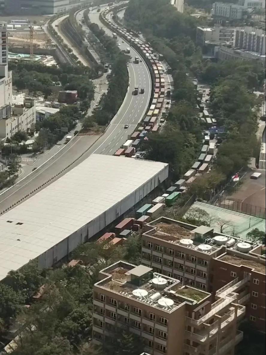 節(jié)前出貨高峰！鹽田碼頭擁堵嚴重！重柜大量積壓！拖車進港通道采取交通管制…