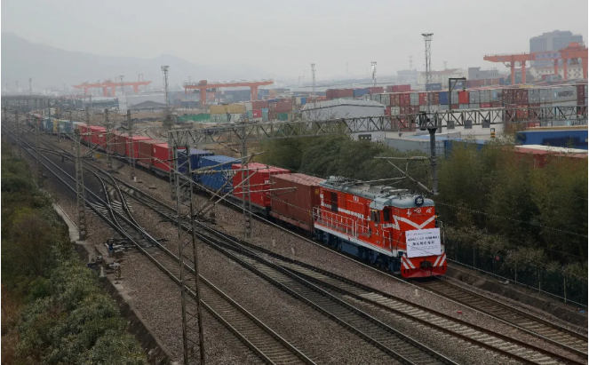 加強(qiáng)陸上運(yùn)營(yíng)，馬士基、中遠(yuǎn)海運(yùn)、達(dá)飛、MSC開(kāi)通新鐵路班列