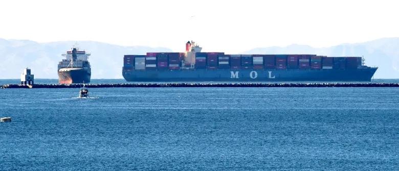 雪上加霜！數(shù)十艘集裝箱船逃離港口，擁堵加??！洛杉磯長灘港遭遇強(qiáng)風(fēng)暴 