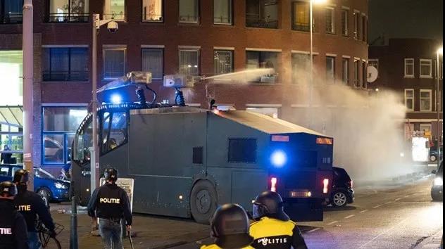 荷蘭內(nèi)戰(zhàn)爆發(fā)？超10城暴亂：縱火、搶劫、襲警、火燒新冠檢測站！恐將持續(xù)數(shù)周！