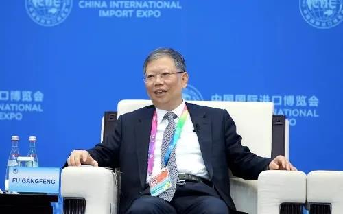 中遠(yuǎn)海運(yùn)集團(tuán)總經(jīng)理，提交了兩份提案，推動智能航運(yùn)建設(shè)、著眼于航運(yùn)金融的發(fā)展