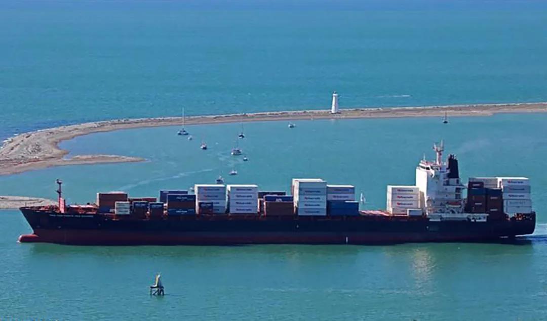 事故丨15人被綁架！又有集裝箱船遭海盜襲擊；一集裝箱船與駁船相撞