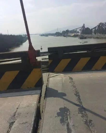 突發(fā)！一大型貨輪撞擊橋梁致橋面出現(xiàn)位移！一船員受傷，大橋已實(shí)施封航、封橋！