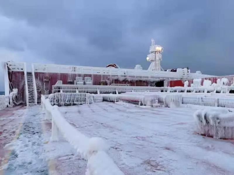 讓我們通過(guò)一艘“冰雕船”，來(lái)看看現(xiàn)在船到北方港口到底有多冷  