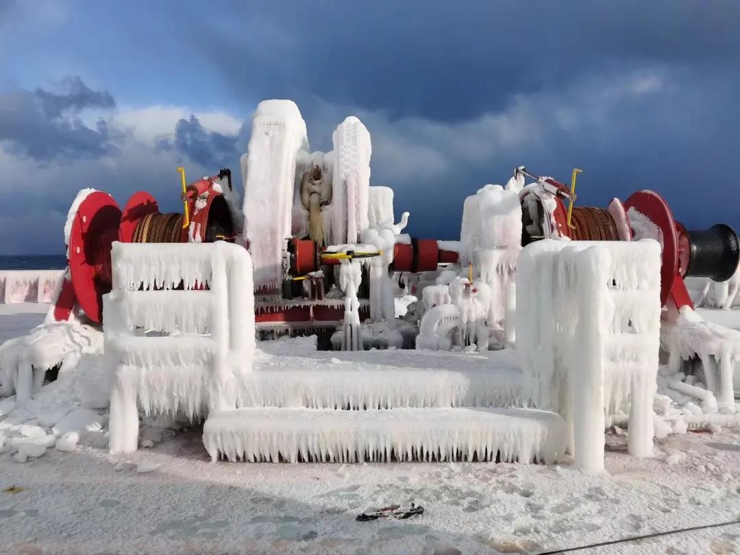 讓我們通過(guò)一艘“冰雕船”，來(lái)看看現(xiàn)在船到北方港口到底有多冷  