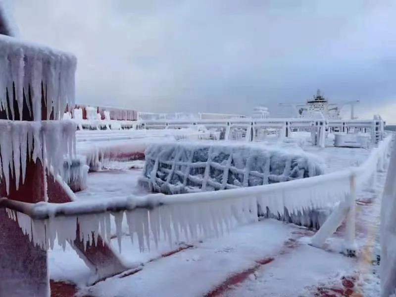 讓我們通過(guò)一艘“冰雕船”，來(lái)看看現(xiàn)在船到北方港口到底有多冷  
