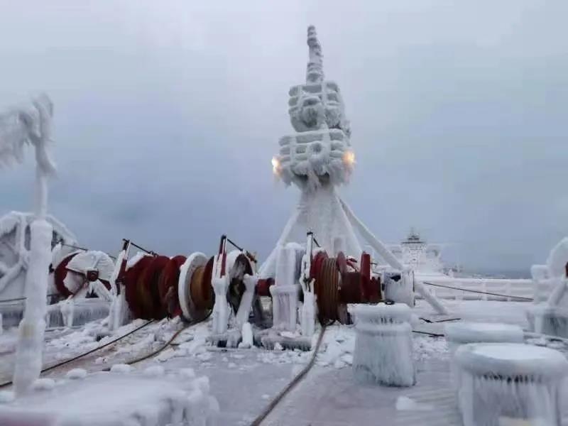 讓我們通過(guò)一艘“冰雕船”，來(lái)看看現(xiàn)在船到北方港口到底有多冷  