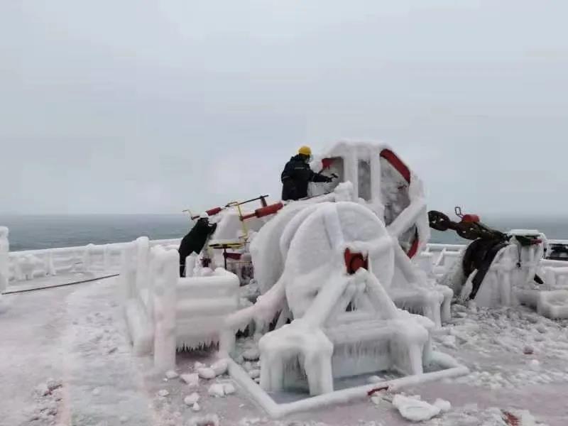 讓我們通過(guò)一艘“冰雕船”，來(lái)看看現(xiàn)在船到北方港口到底有多冷  
