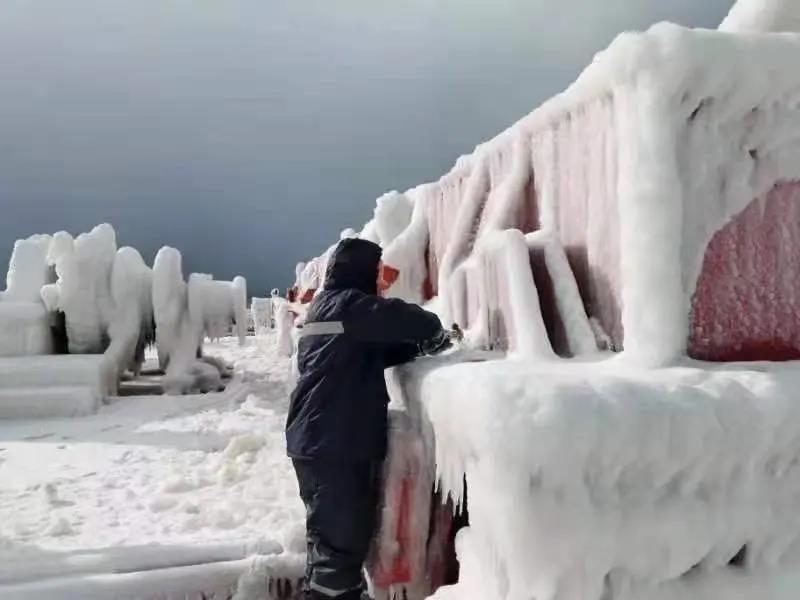 讓我們通過(guò)一艘“冰雕船”，來(lái)看看現(xiàn)在船到北方港口到底有多冷  