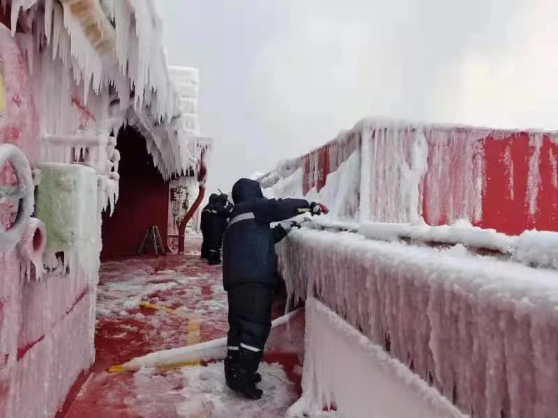 讓我們通過(guò)一艘“冰雕船”，來(lái)看看現(xiàn)在船到北方港口到底有多冷  