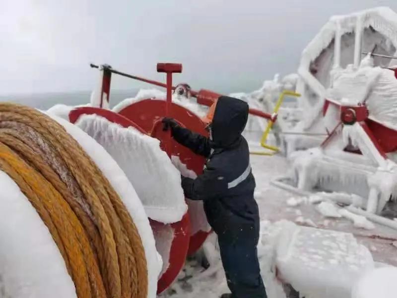 讓我們通過(guò)一艘“冰雕船”，來(lái)看看現(xiàn)在船到北方港口到底有多冷  